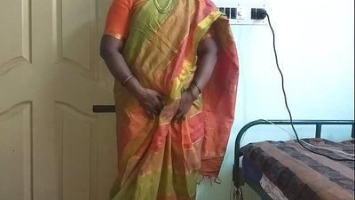 Umncedisi we-desi waseIndiya ukubonisa amabele akhe endalo kumninikhaya